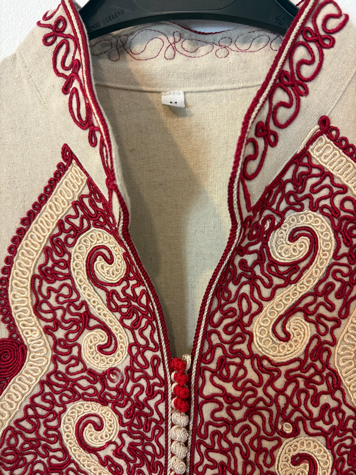 Vestido caftán beige detalles