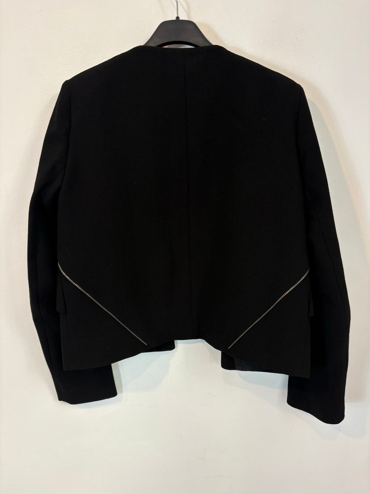MAJE. Chaqueta negra detalle cremallera