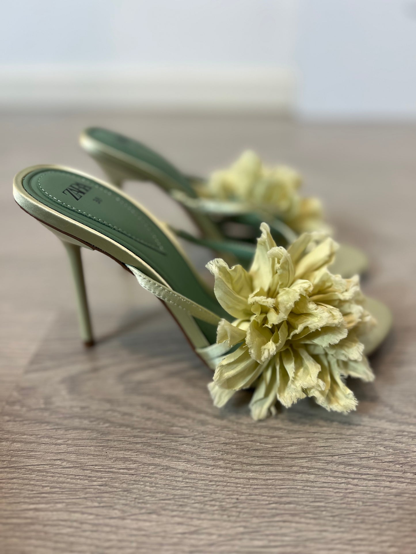 ZARA. Sandalia pastel flor tela. T 38