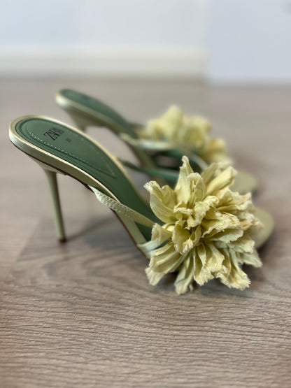 ZARA. Sandalia pastel flor tela. T 38