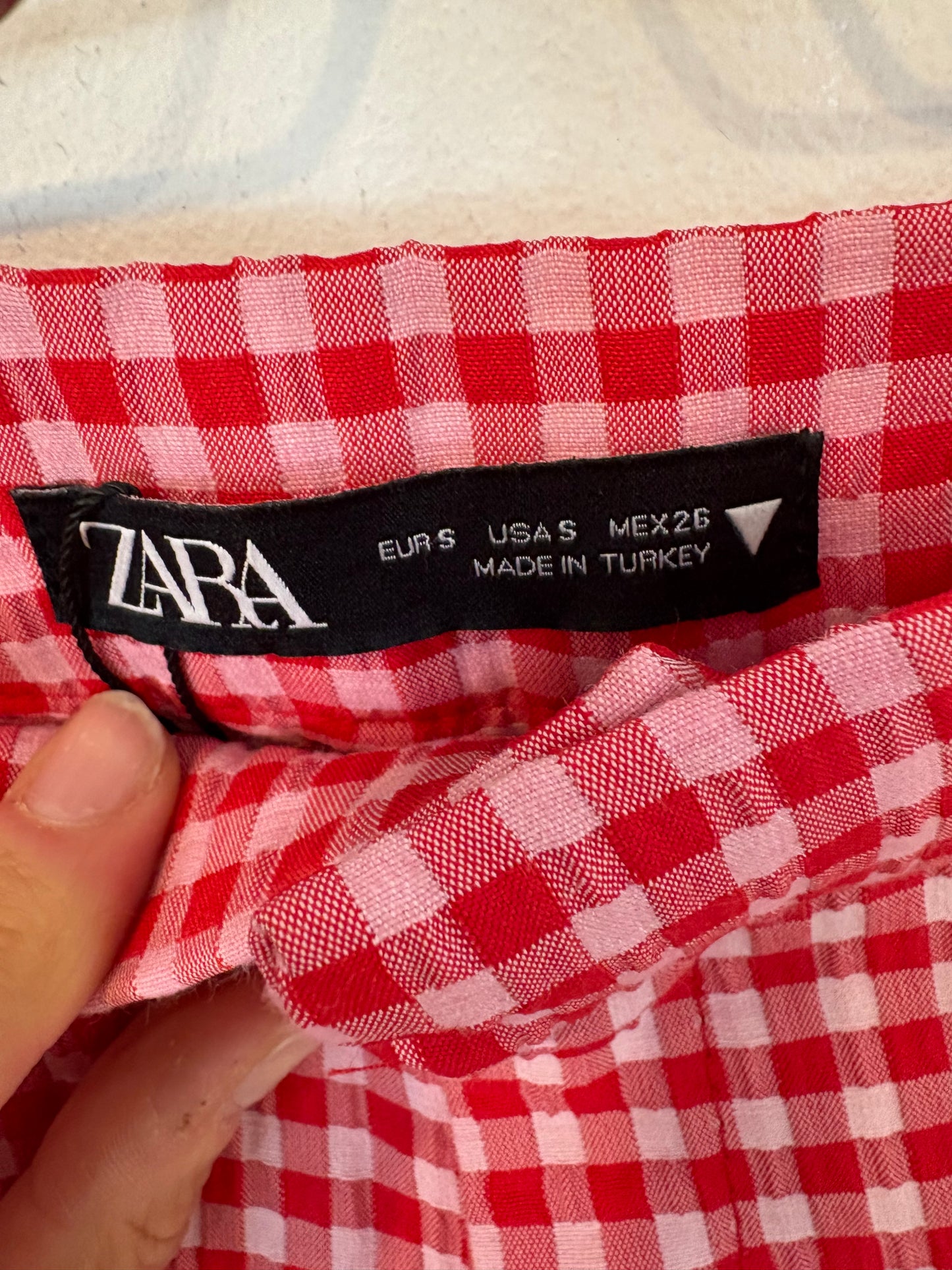 ZARA. Pantalón cuadros rojo. T S