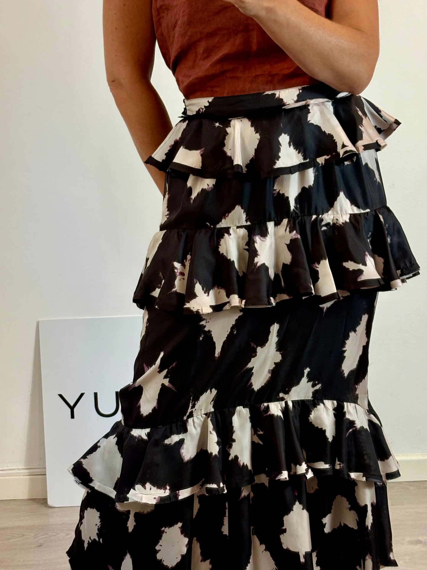 ULLA JOHNSON. Falda larga estampada volantes. T M