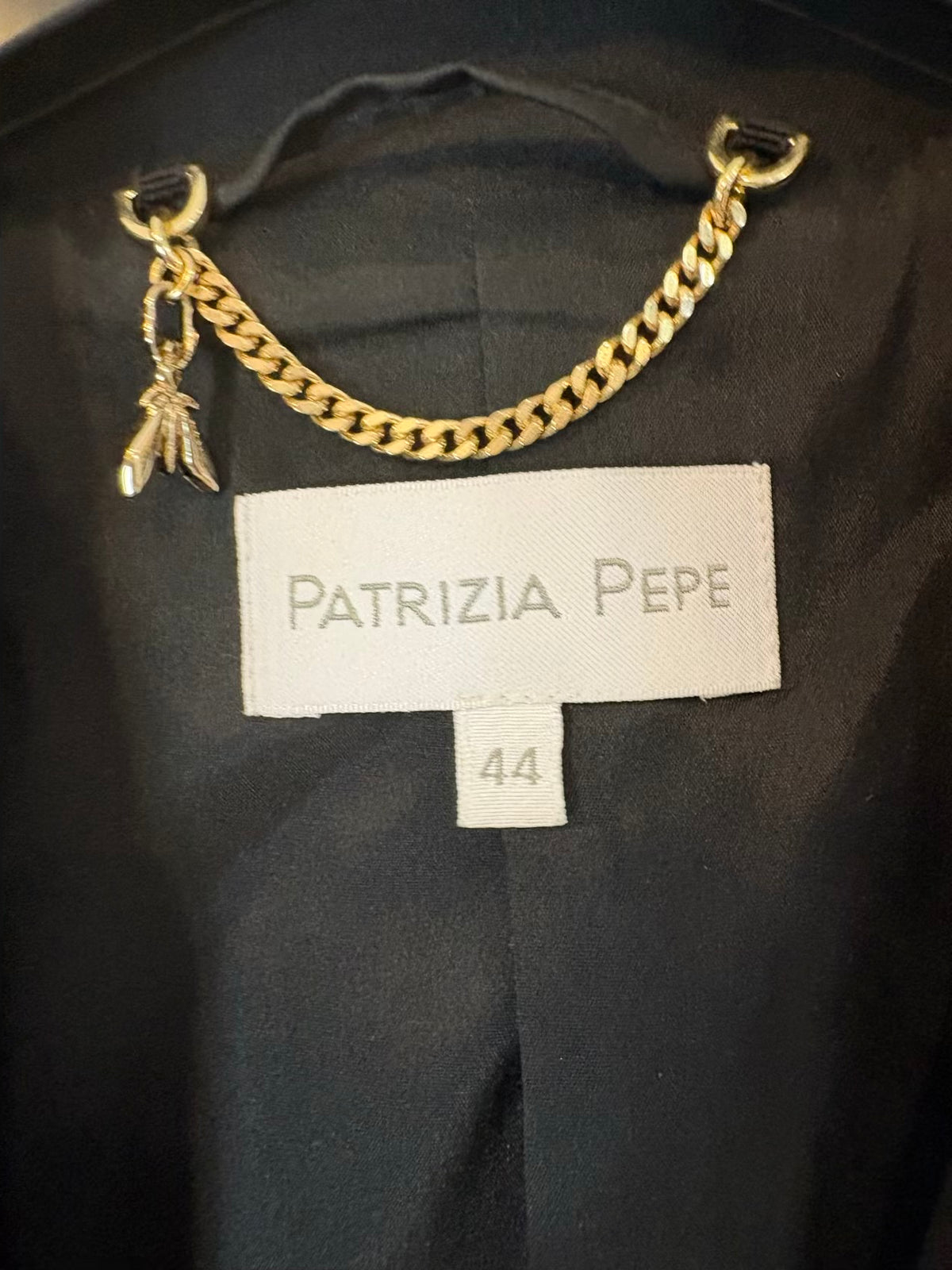 PATRIZIA PEPE. Traje de chaqueta negro botones dorados