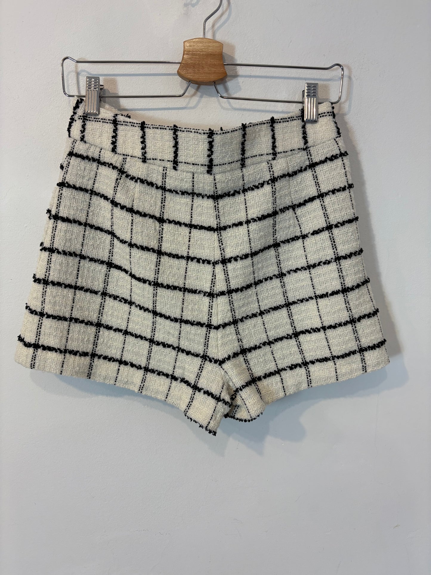 ZARA. Total look tweed blanco y negro