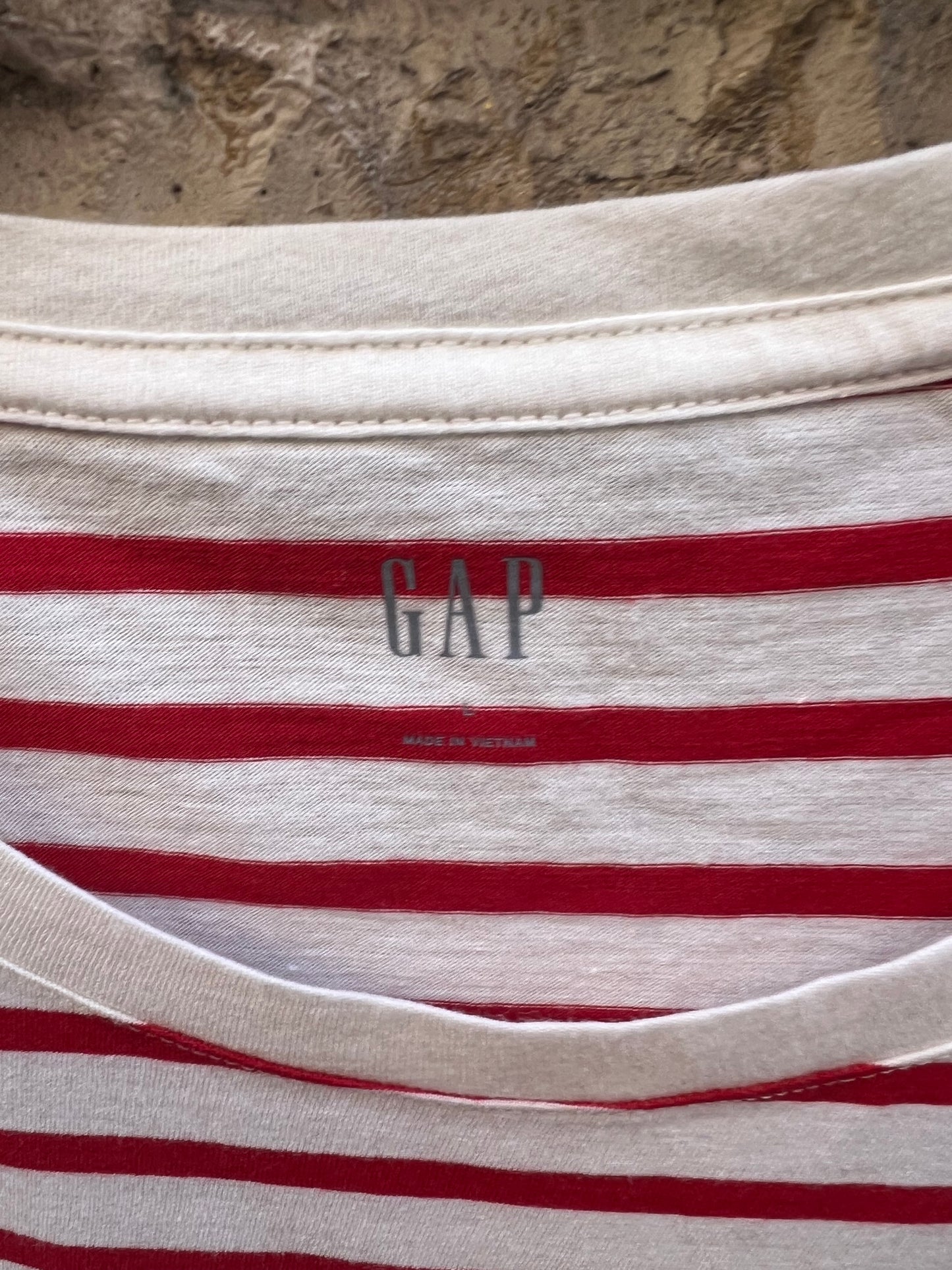 GAP. Camiseta rayas rojas logo. T L
