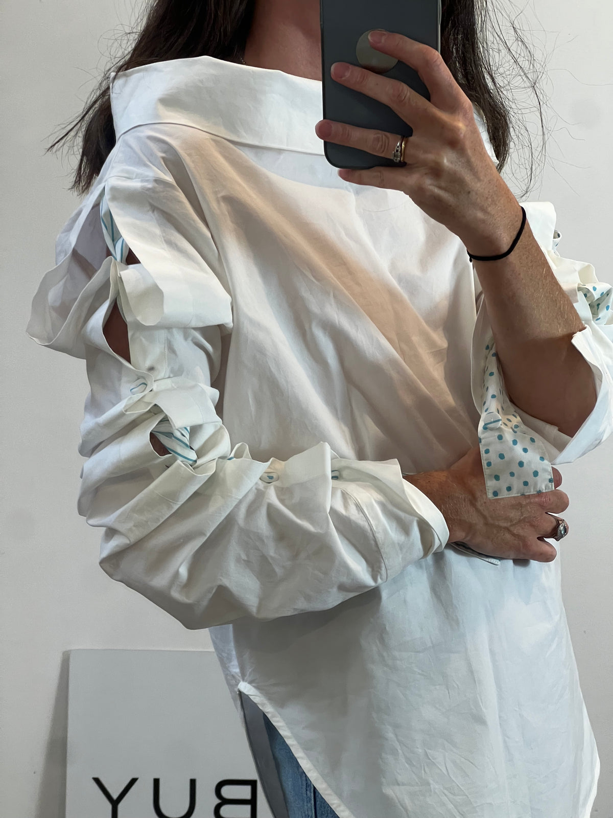 SILVIA TCHERASSI. Camisa blanca detalle mangas