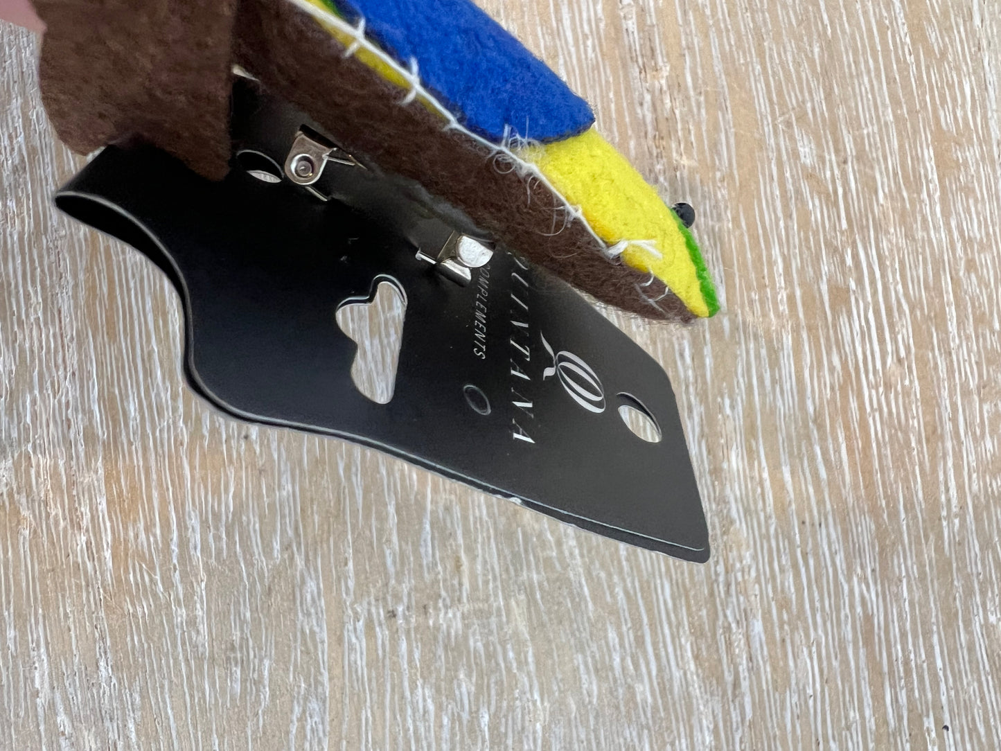 OTRAS. Broche loro tela colores