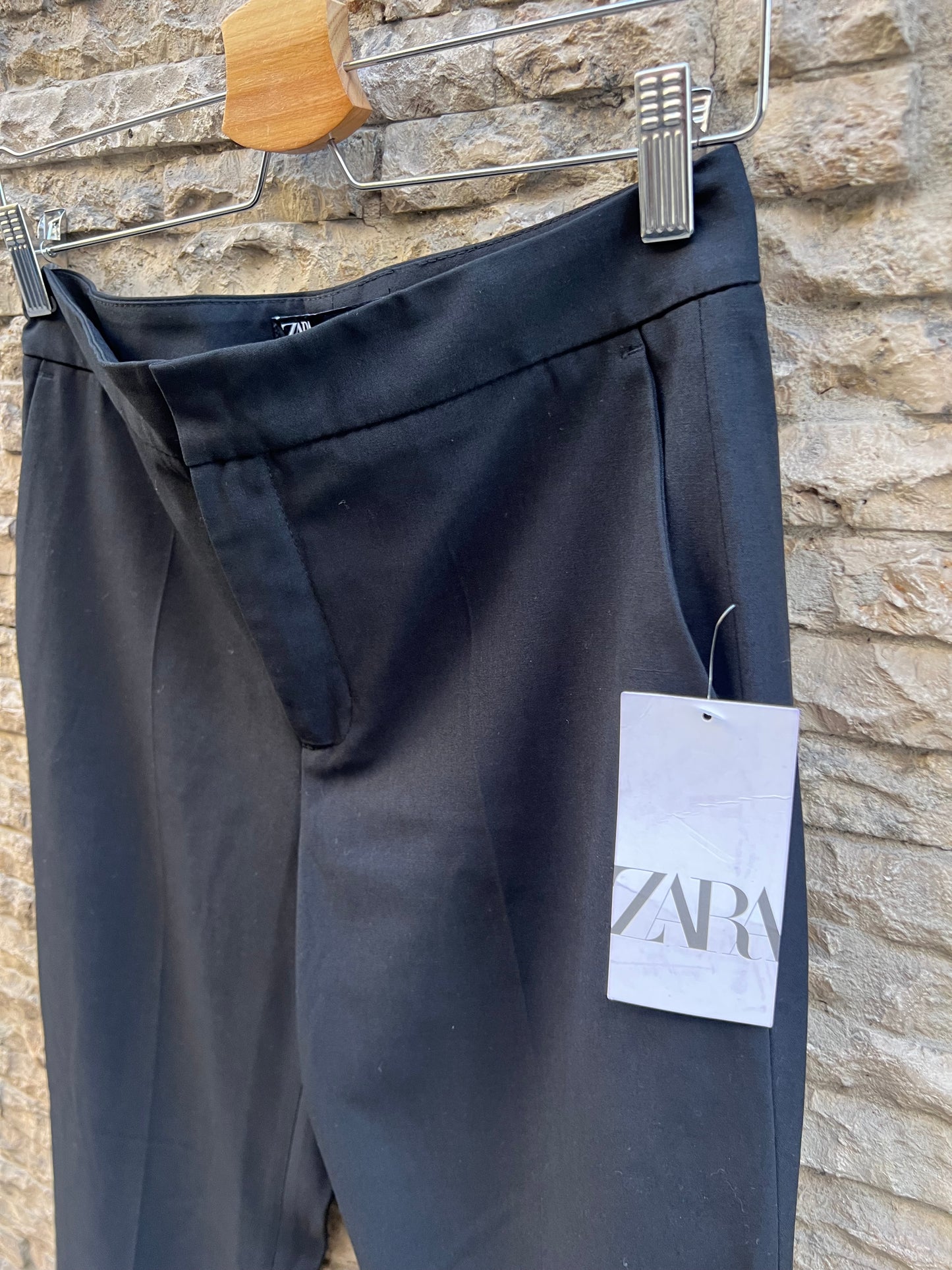ZARA. Pantalón negro de vestir. T 36