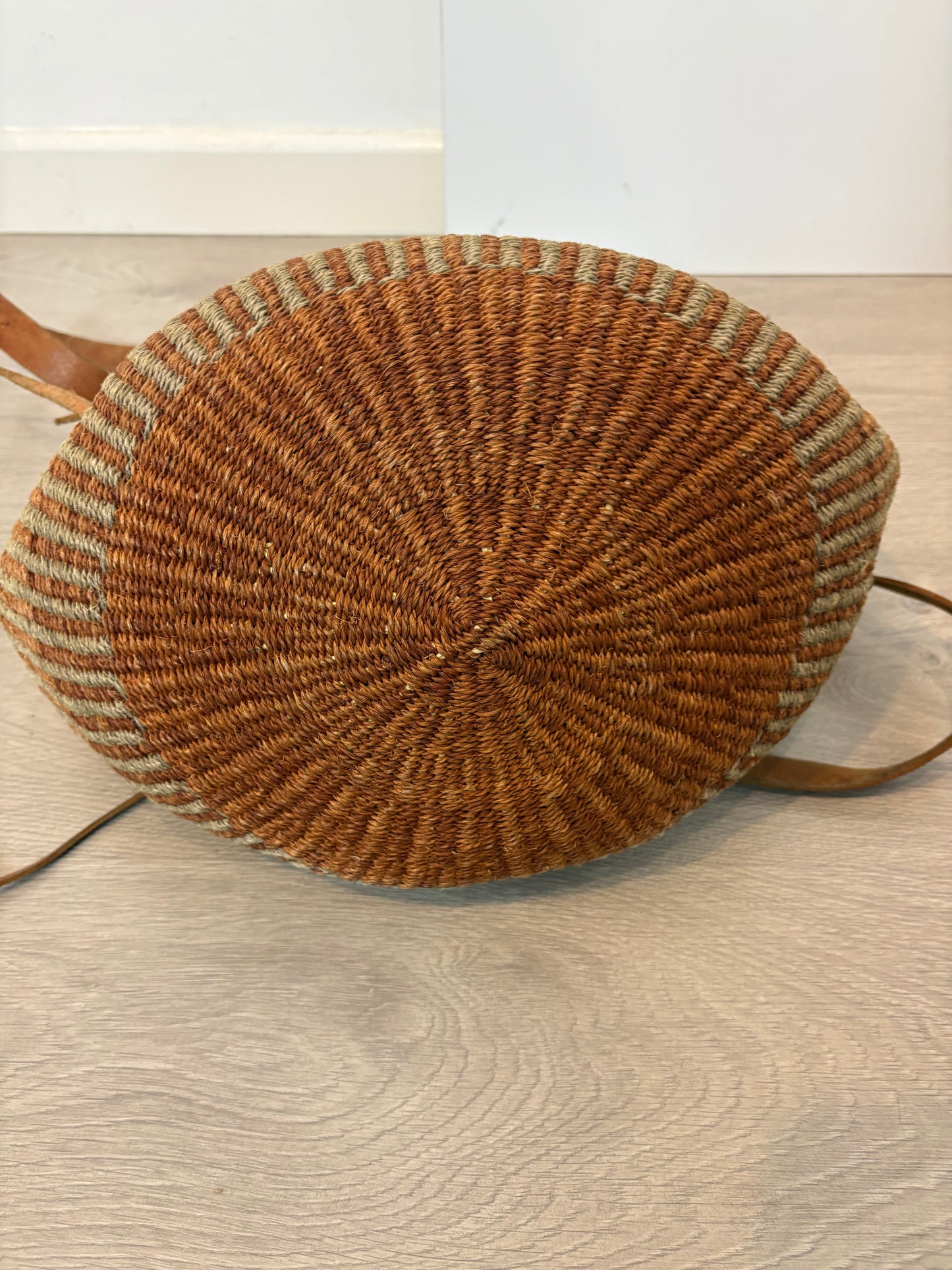 OTRAS. Bolso asa larga con piel