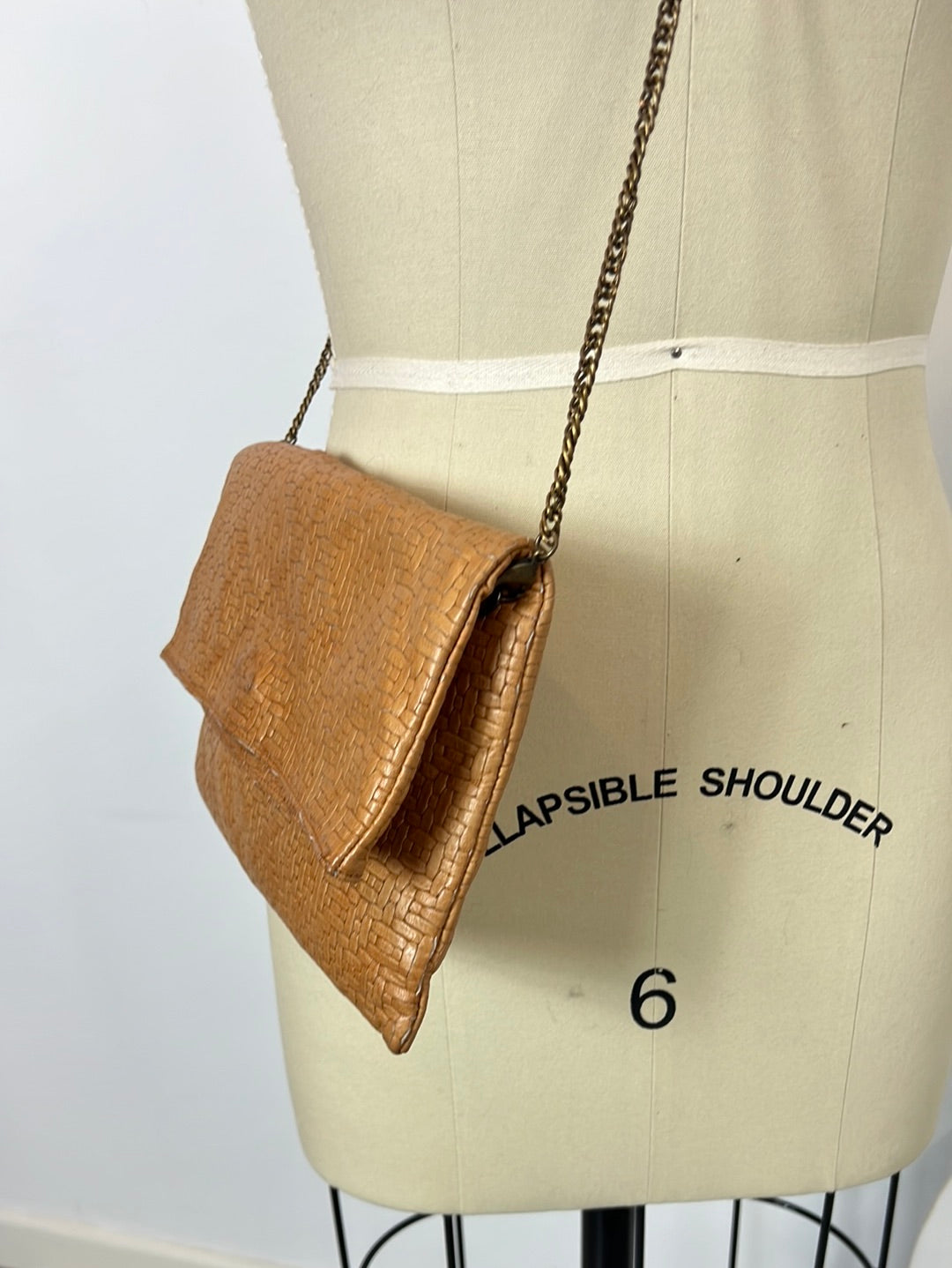 OTRAS. Bolso piel camel