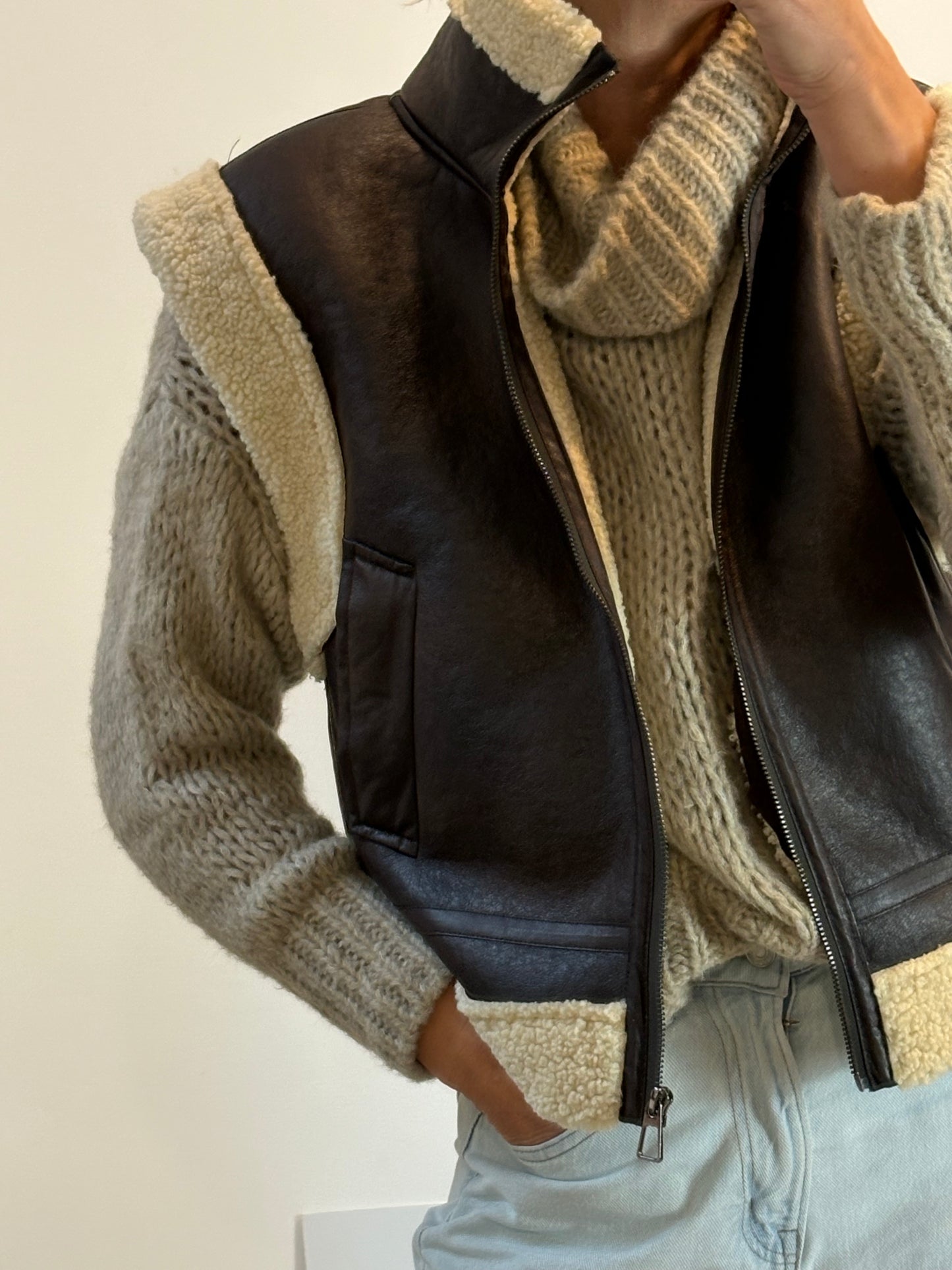 SUNCOO. Chaleco marrón borrego