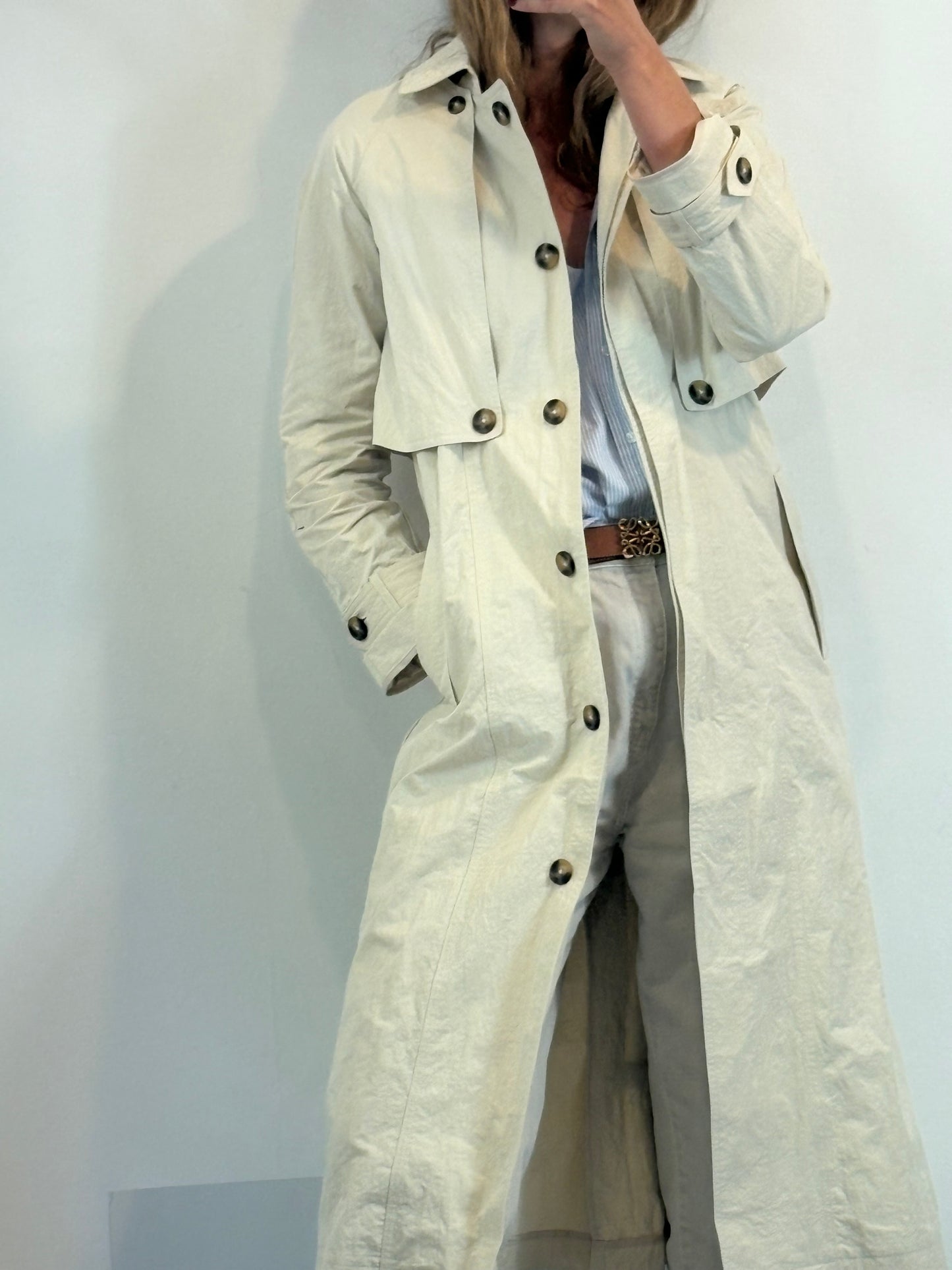 SCALPERS. Gabardina larga beige textura