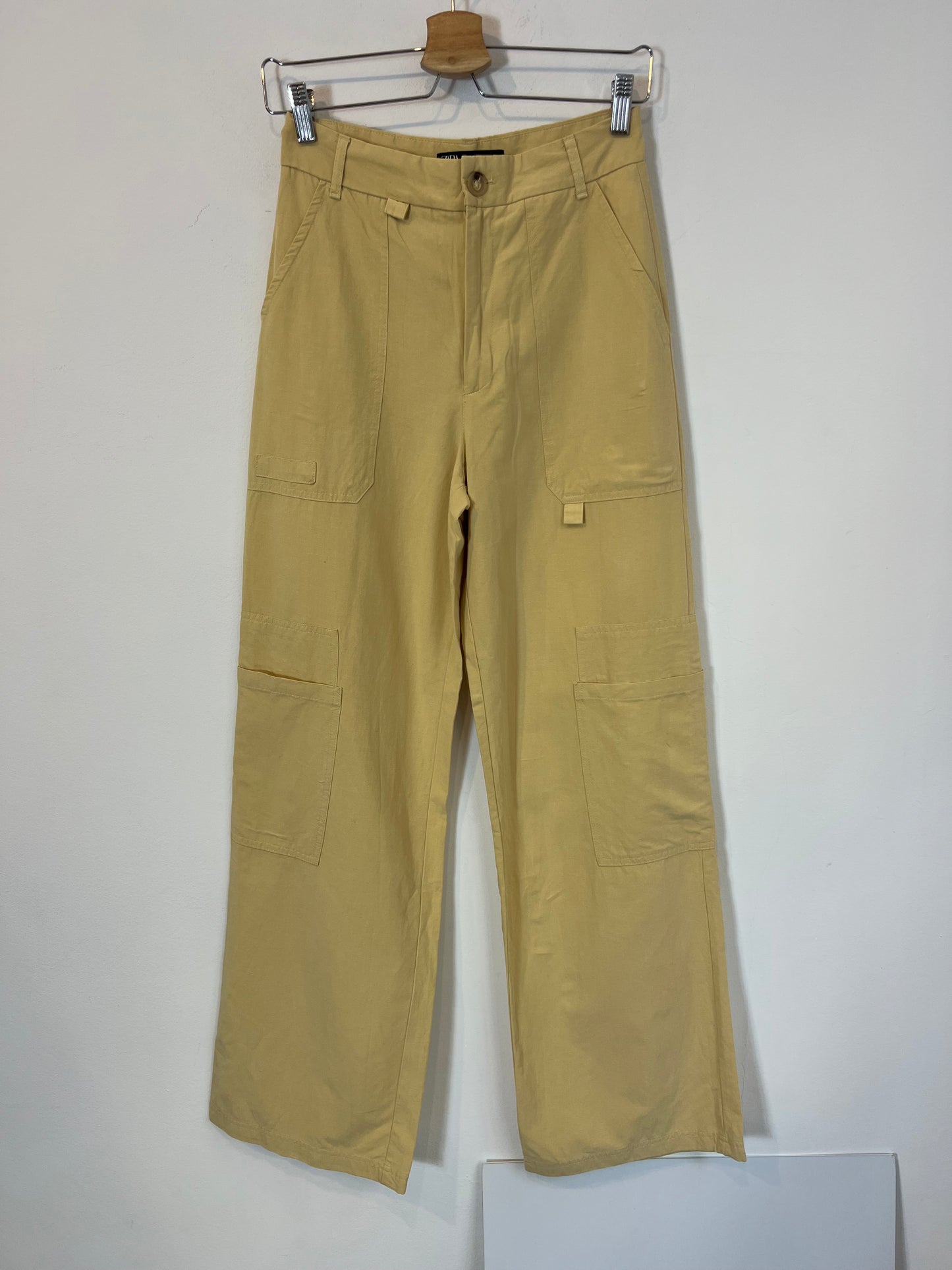 ZARA. Pantalón beige con lino bolillos. T XS
