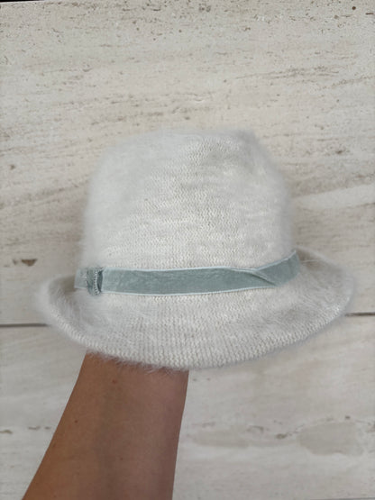 KATIA SERAFINI. Sombrero angora con terciopelo