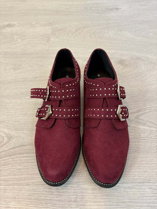 PICCOLA PIU. Zapatos burdeos tachuelas. T 40