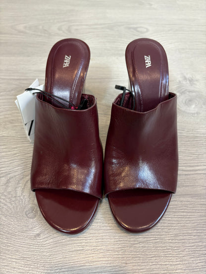 ZARA. Sandalia burdeos piel T 39