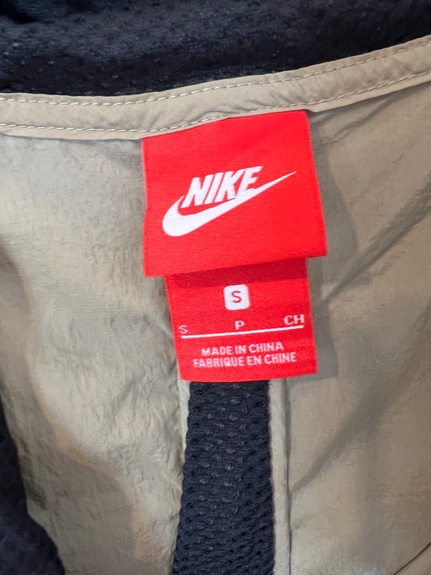 NIKE. Top beige cortavientos. T S