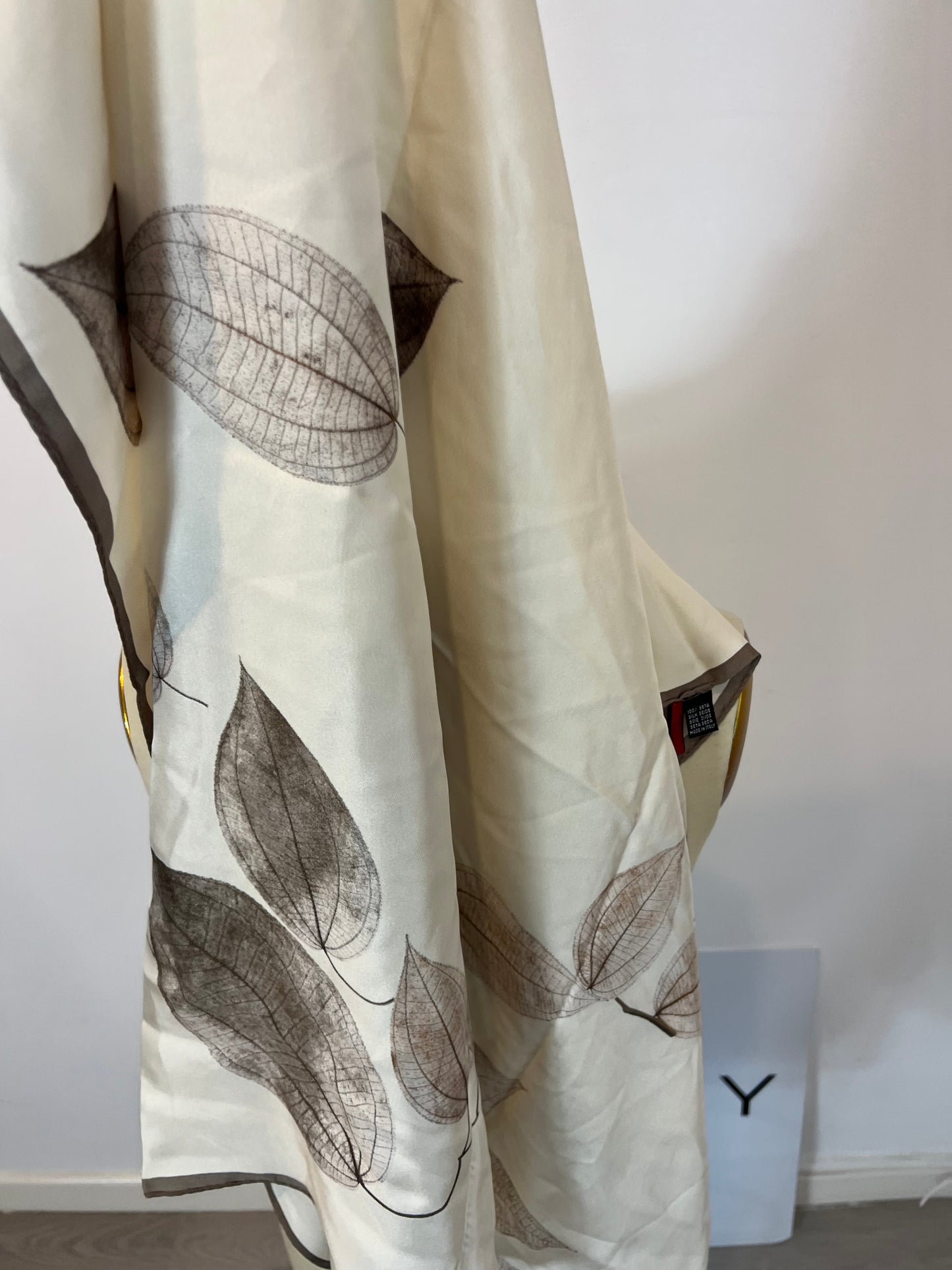 CAROLINA HERRERA. Pañuelo seda hojas tonos marrones