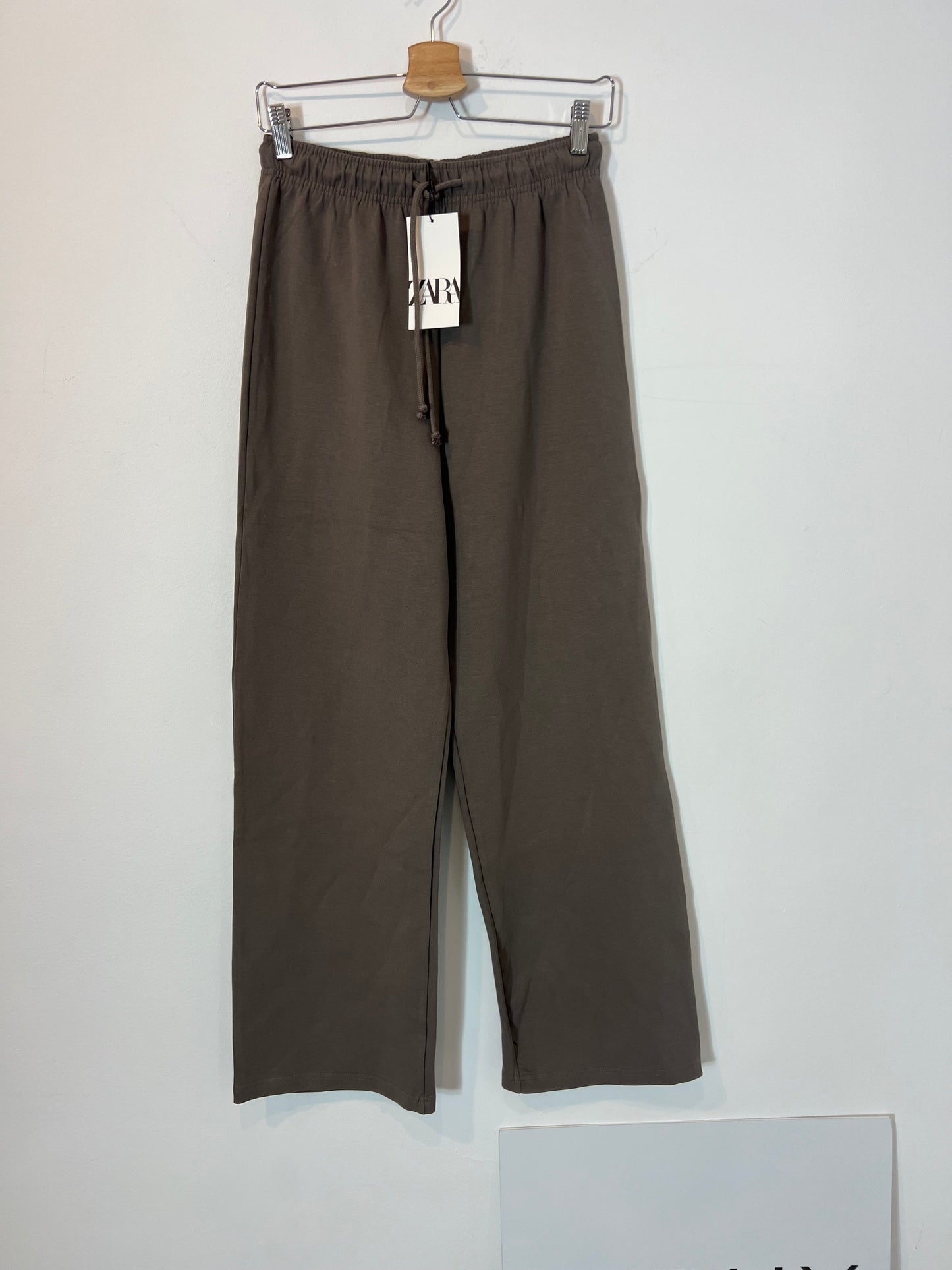 ZARA. Conjunto felpa gris topo. T S