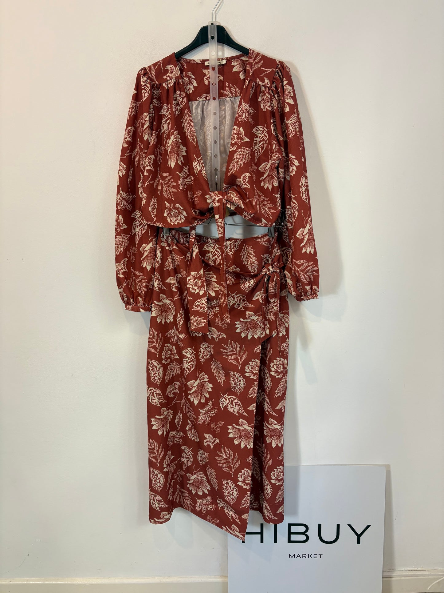 THE NEW SOCIETY. Conjunto blusa y falda cruzada