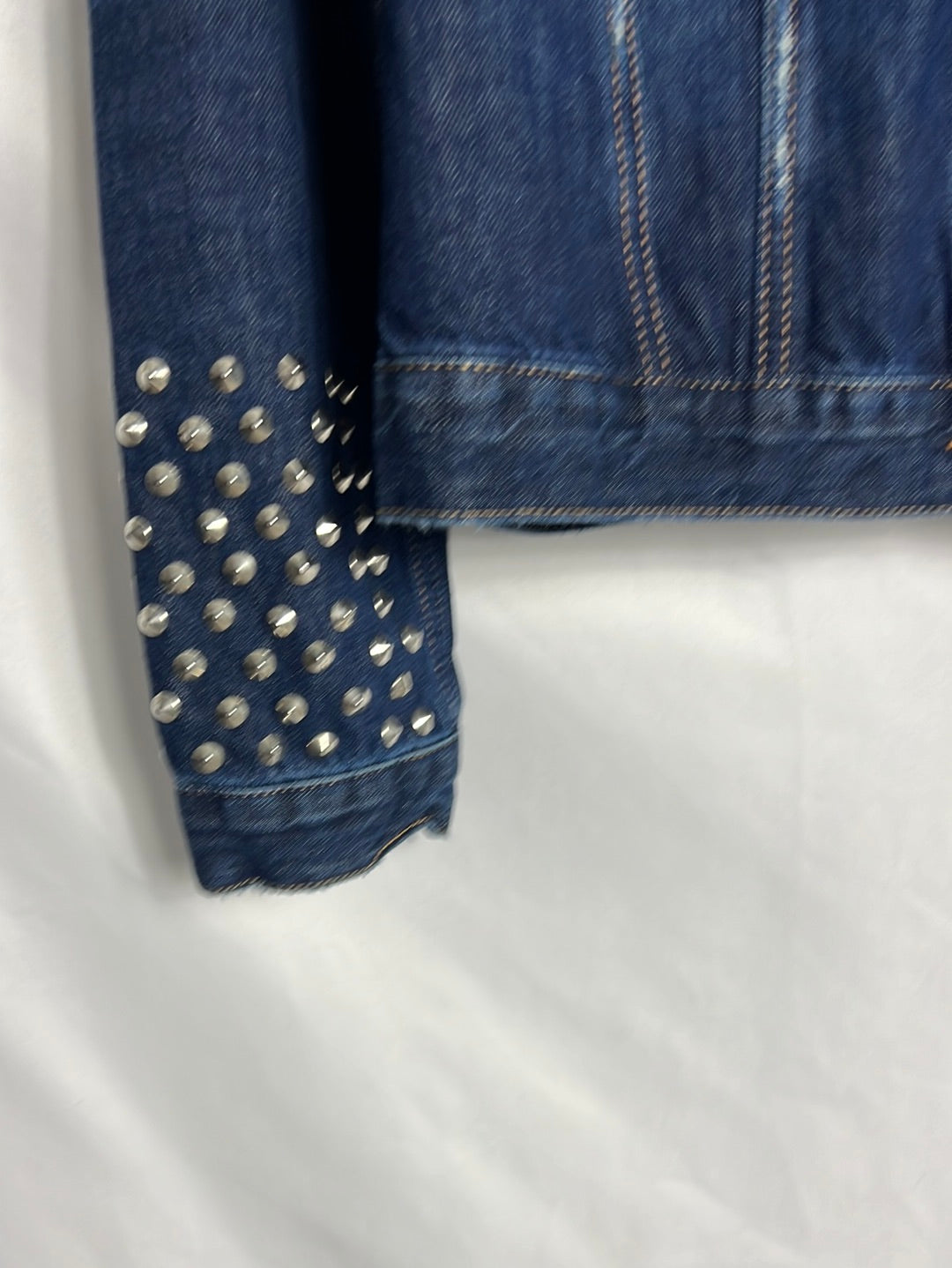 SANDRO. Cazadora denim rotos y tachuelas. T3 (M)