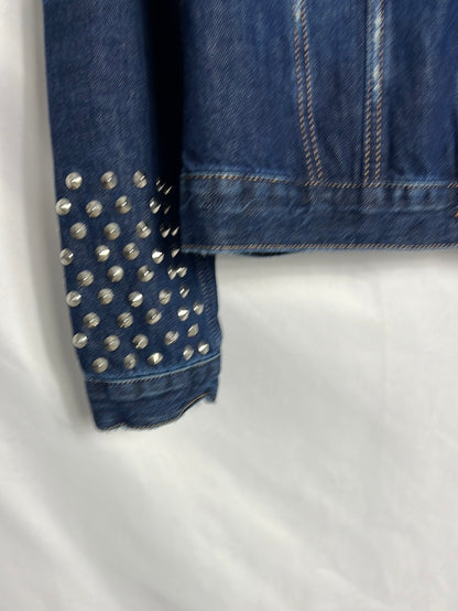 SANDRO. Cazadora denim rotos y tachuelas. T3 (M)