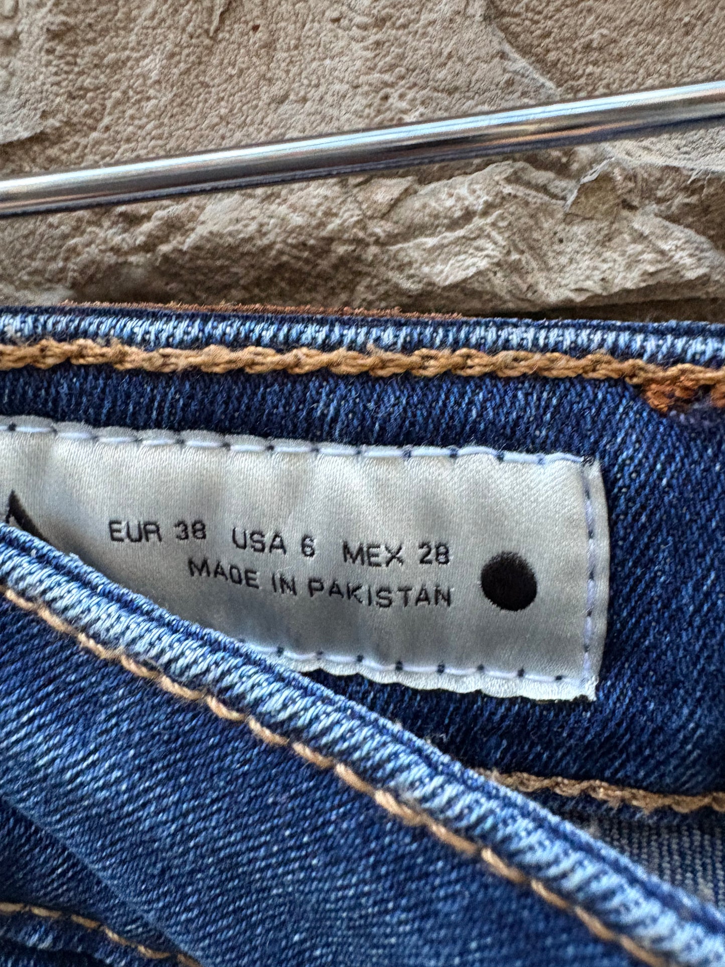 ZARA. Denim ligeramente acampanado