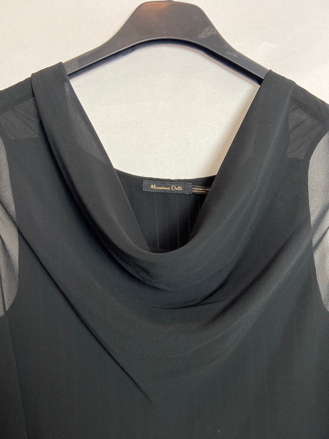 MASSIMO DUTTI. Blusa negra sin mangas T.XS
