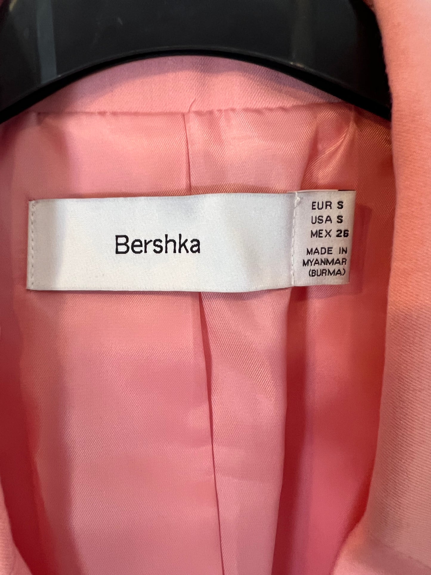 BERSHKA. Blazer rosa fluida. T S