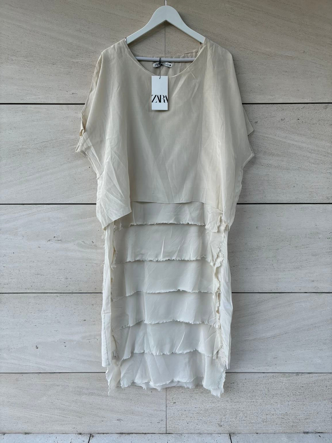 ZARA. Vestido midi color crudo texturas