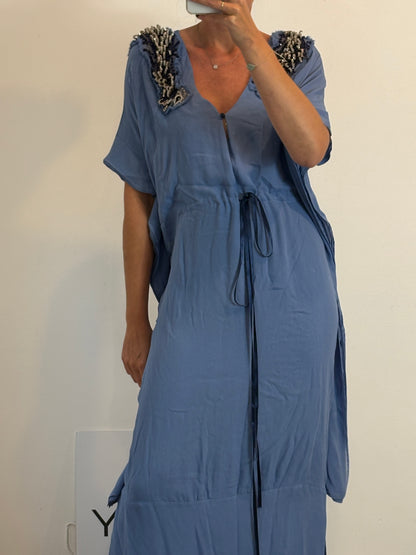 OTRAS. Vestido largo azul detalle pedrería hombros. T S