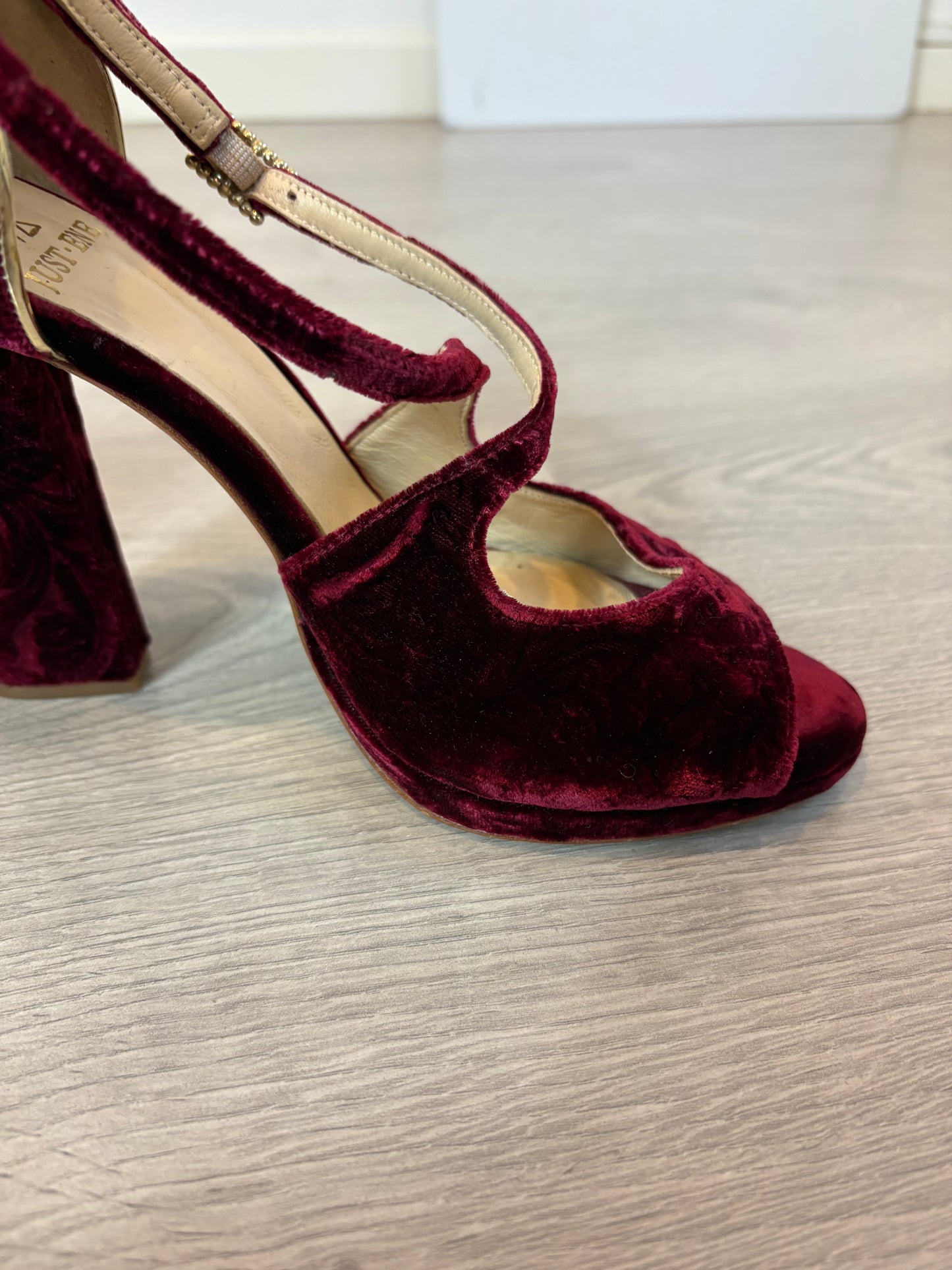 JUST+ ENE. Sandalia terciopelo burdeos