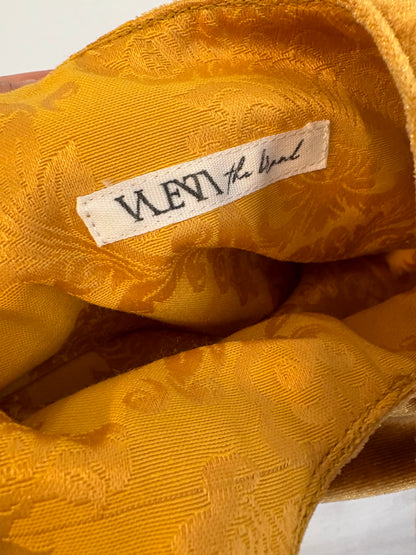 Bolso terciopelo mostaza detalle asa