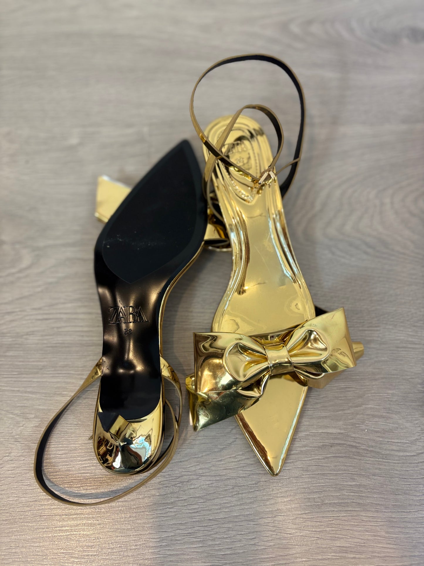 ZARA. Sandalia dorada lazo