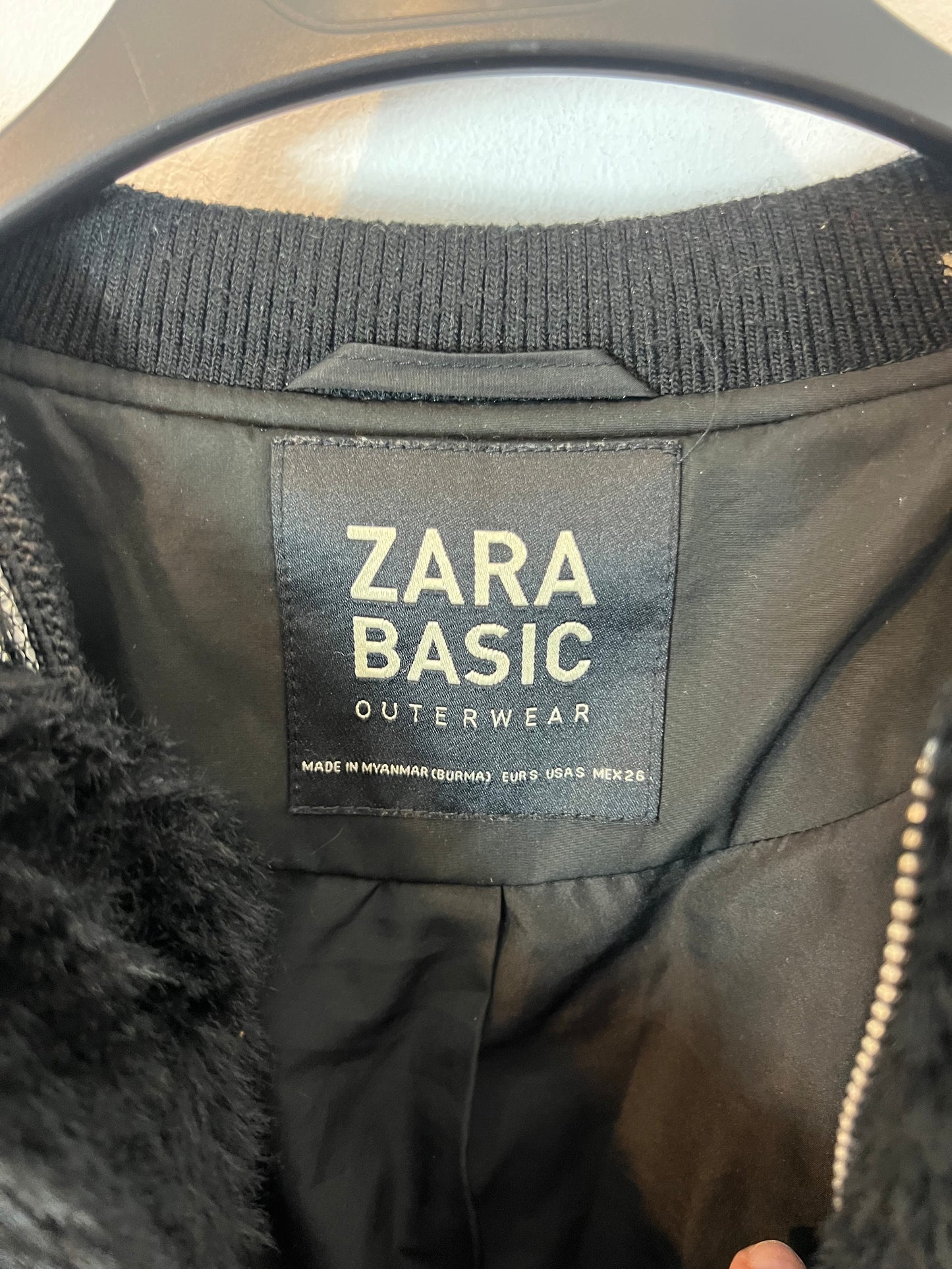 ZARA. Abrigo negro pelo. T S