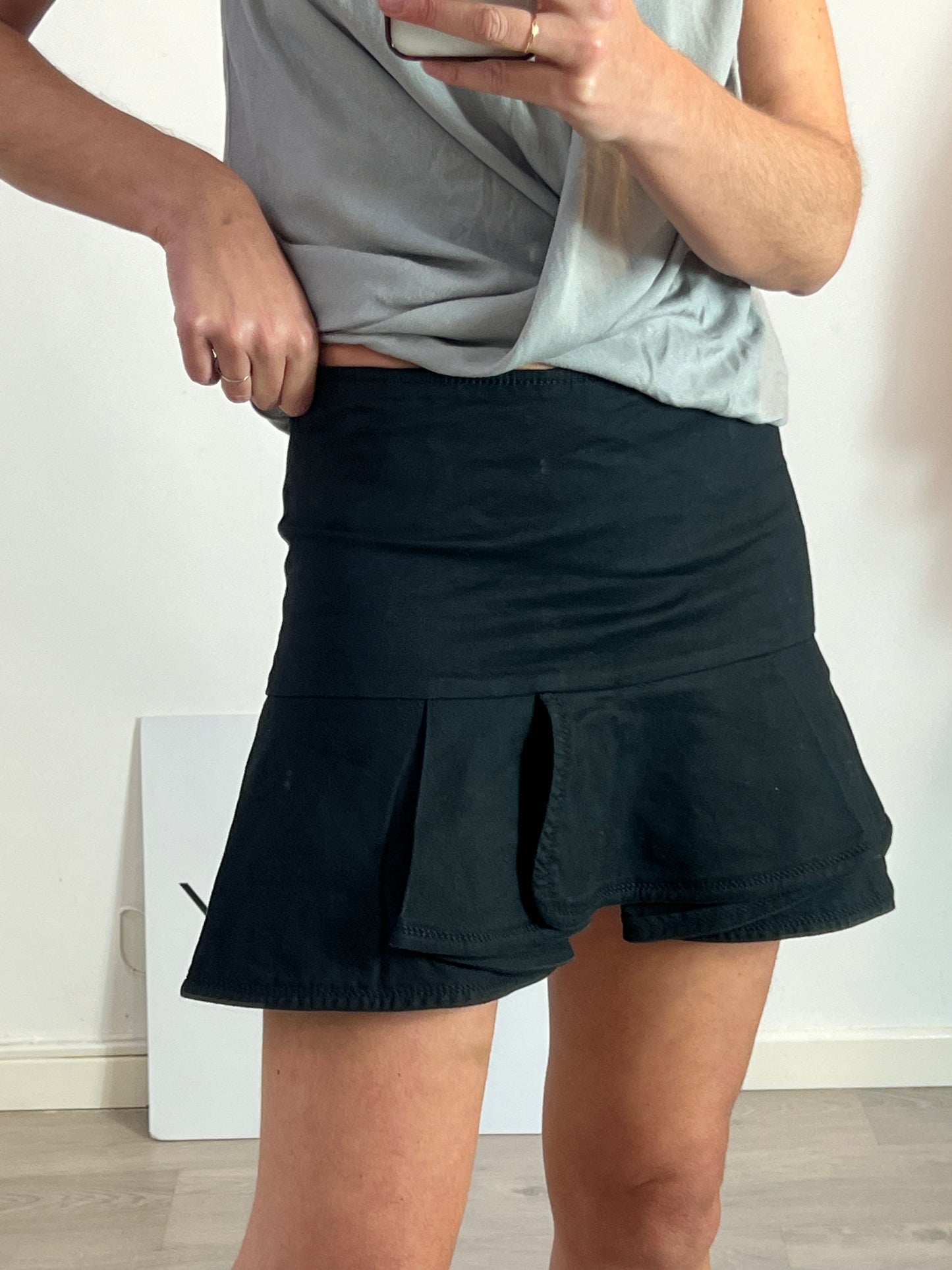 MEW MEW. Black denim ruffle skirt T.40