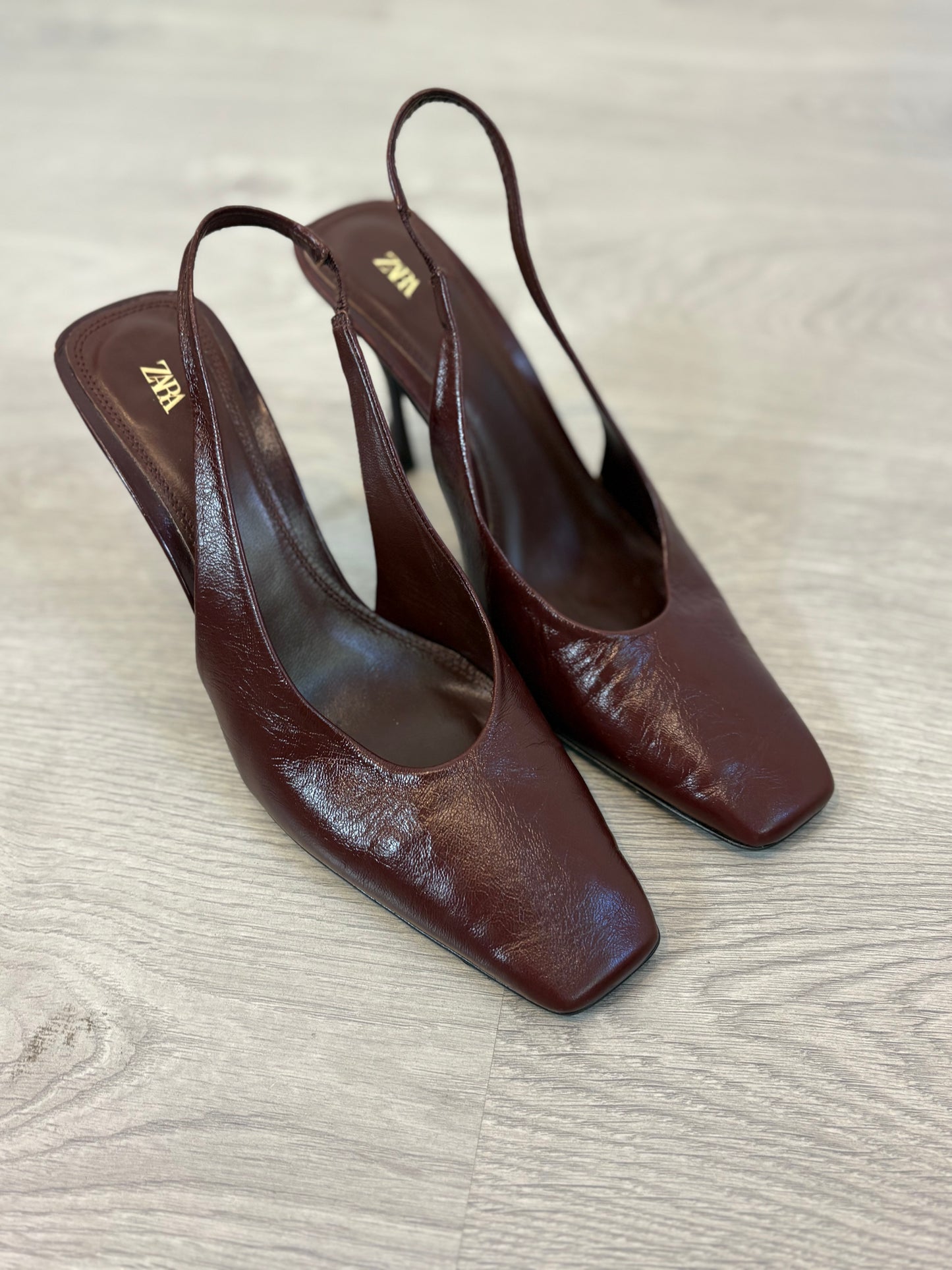 ZARA. Tacones destalonados burdeos. T 40
