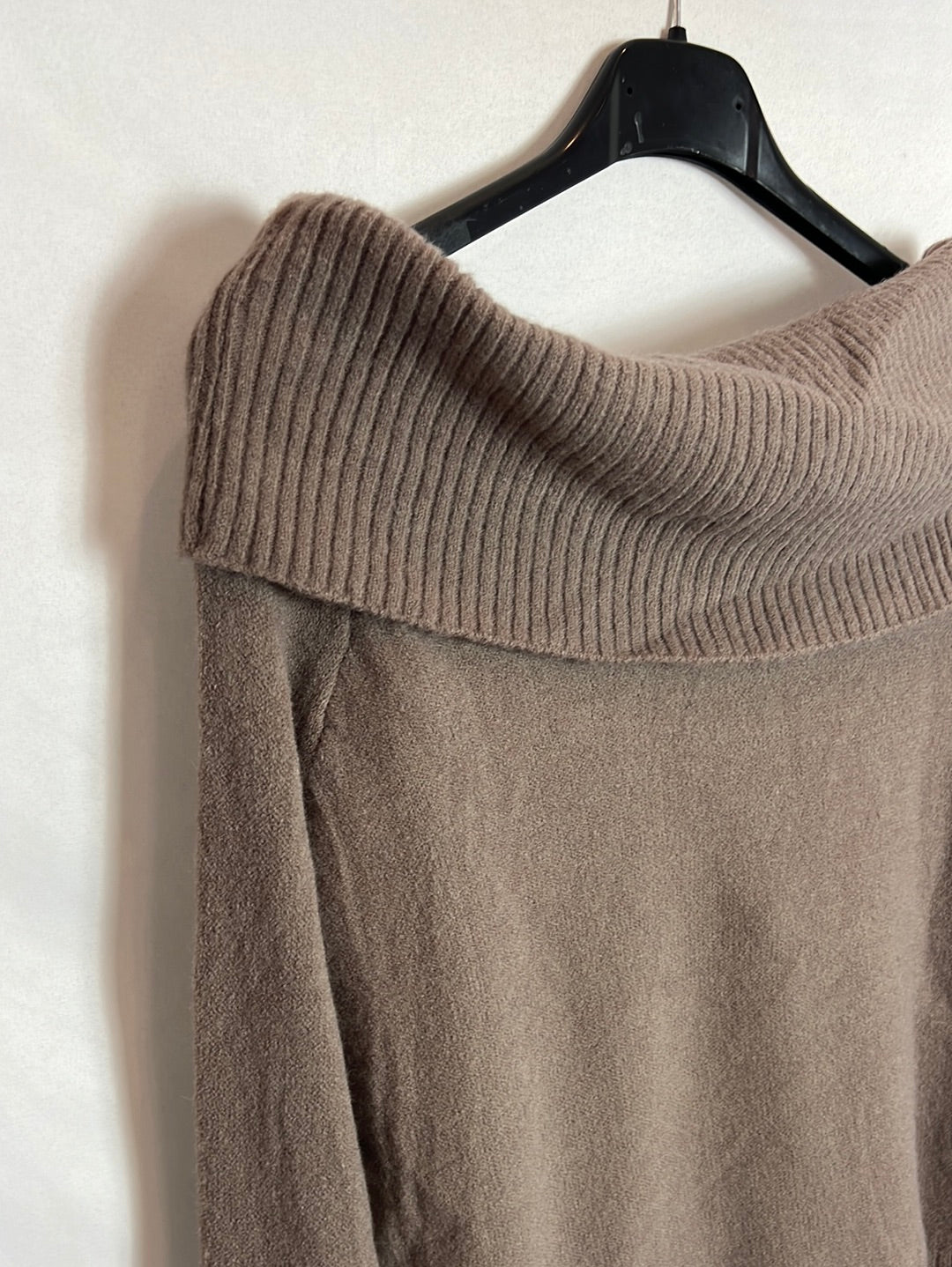 OTRAS. Jersey marrón detalle cuello. T U(S)