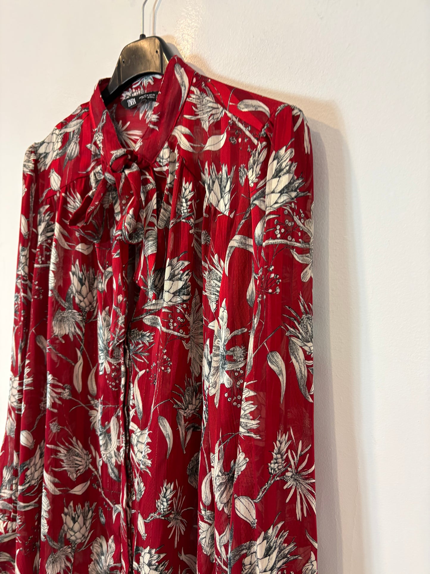 ZARA. Blusa fluida color vino