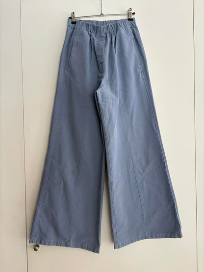 FORTE FORTE. Pantalón azul pata ancha