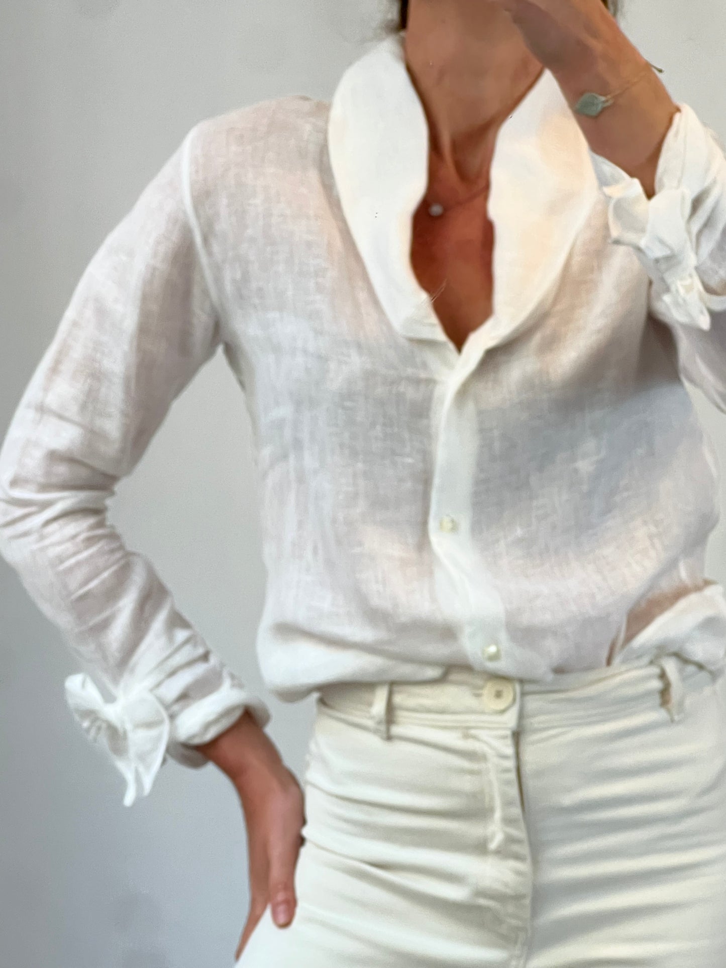 100% Capri. Linen blouse with neck and sleeve detail. TL