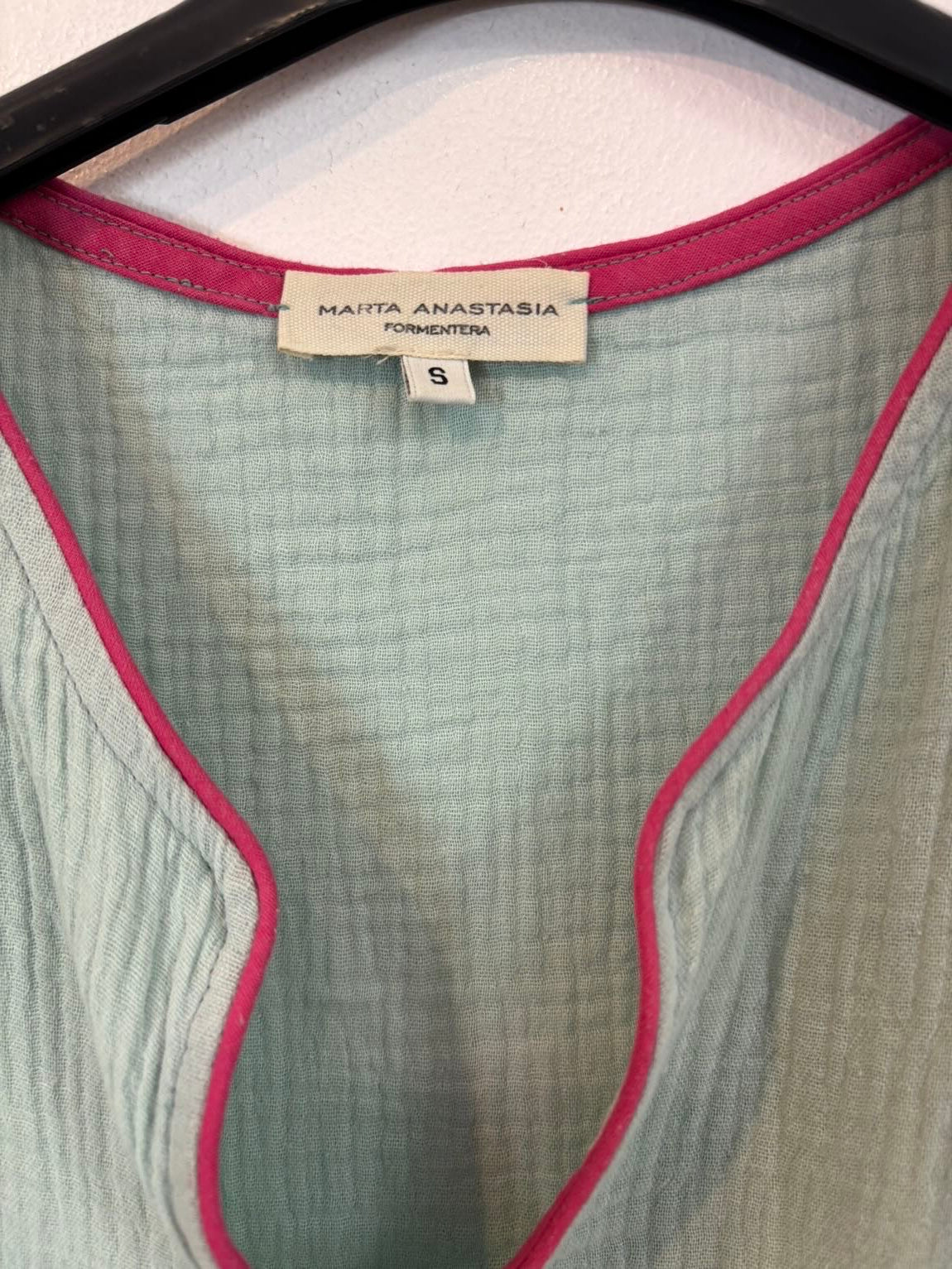 MARTA ANASTASIA .Vestido kaftán ribete fucsia