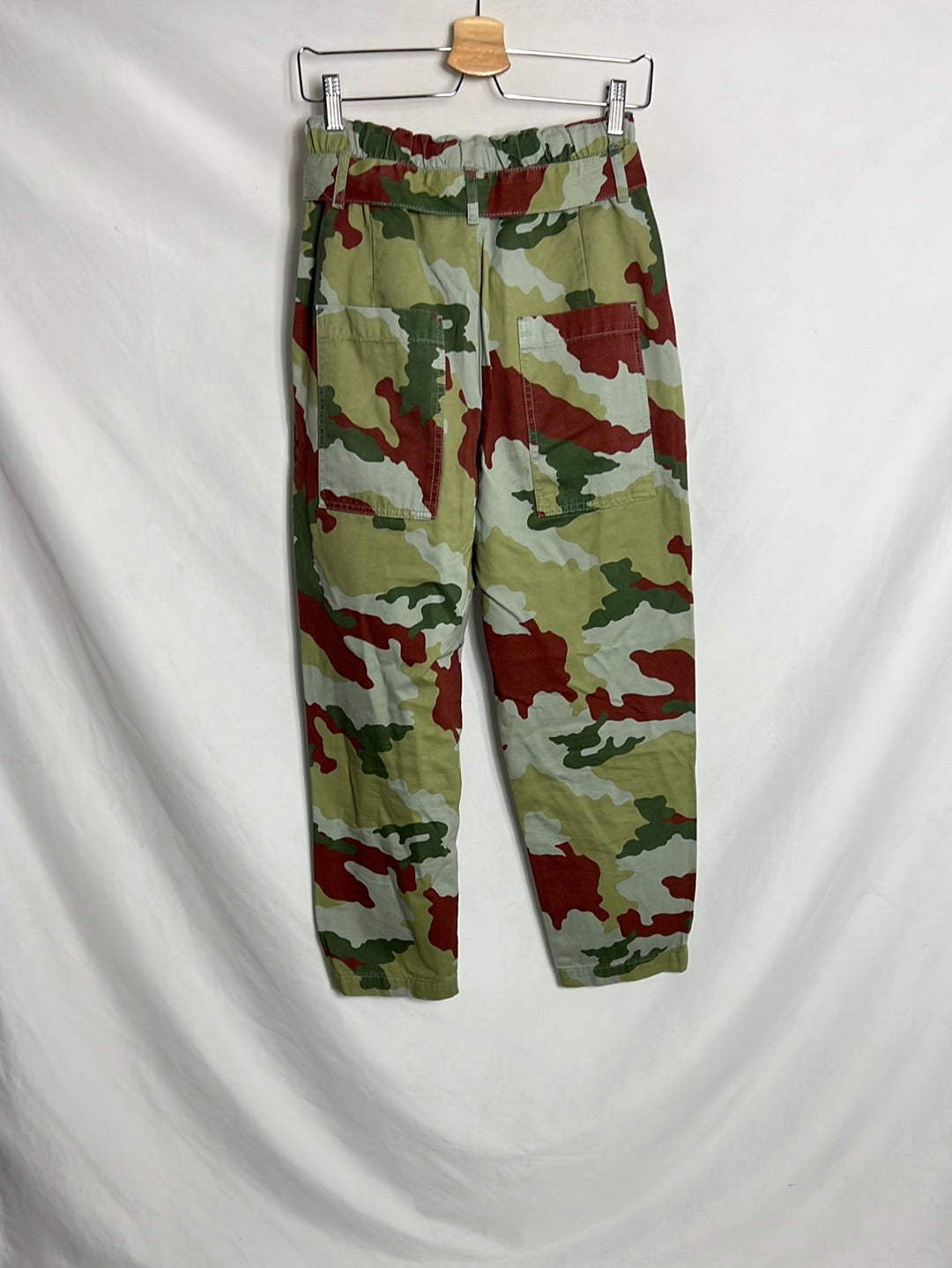 ZARA. pantalón camuflaje T.38