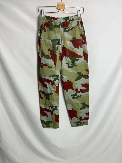 ZARA. pantalón camuflaje T.38