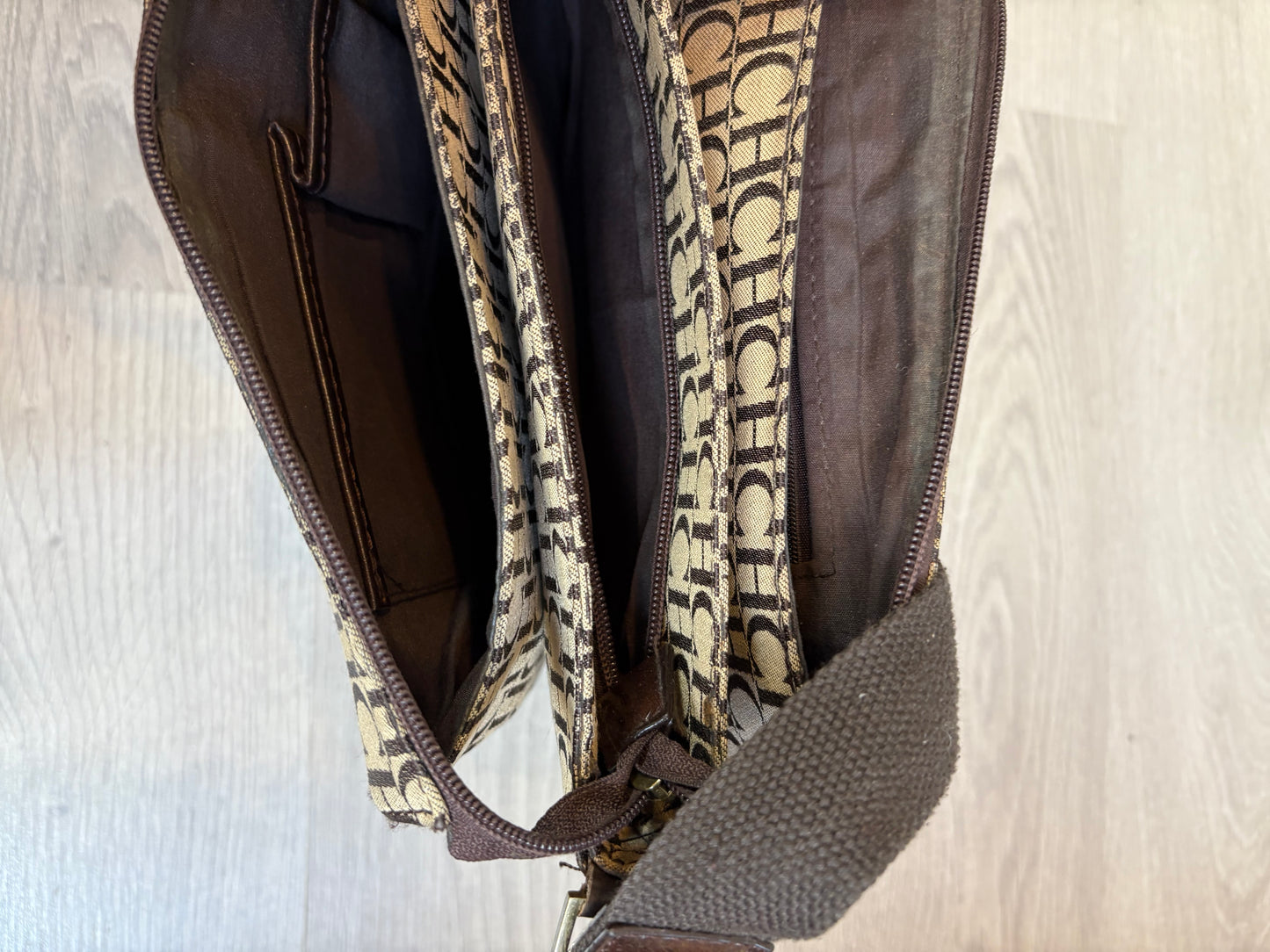 CAROLINA HERRERA. Bolso tela anagrama asa regulable