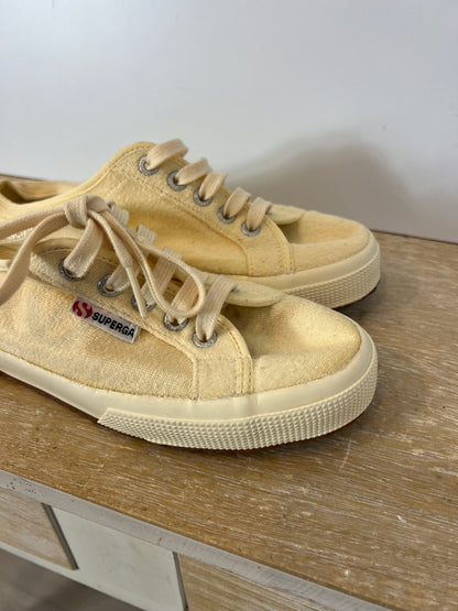 SUPERGA x ALEXACHANG. Zapatillas beige textura detalle talón. T 38