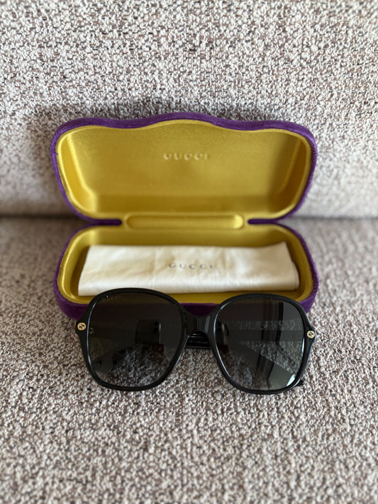 GUCCI. Gafas de sol negras
