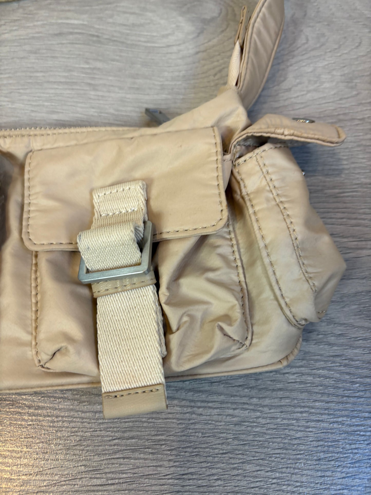 ZARA. Bolso hombro beige bolsillos