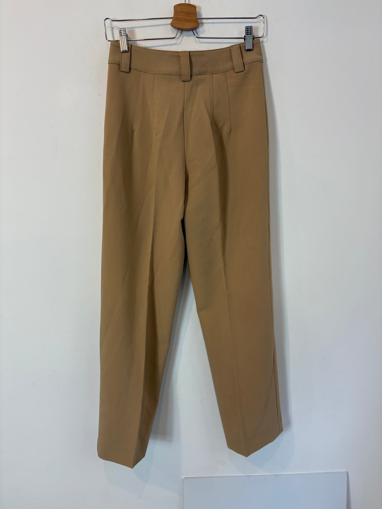 ZARA. Pantalón beige pinzas