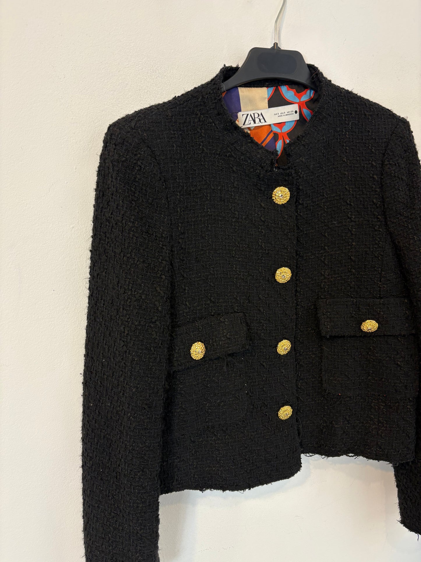 ZARA. Chaqueta negra tweed botones dorados